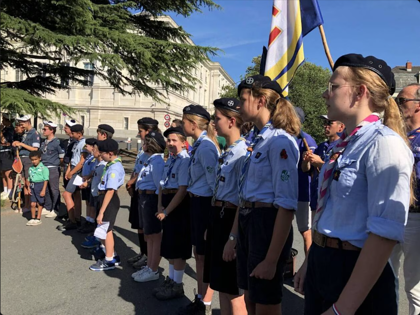 Angers, samedi 10 août 2024. De nombreux scouts d’Europe et scouts et guides de France ont participé à la cérémonie commémorative, ici à côté de la borne de la Voie de la Liberté, face au palais de justice. | CO